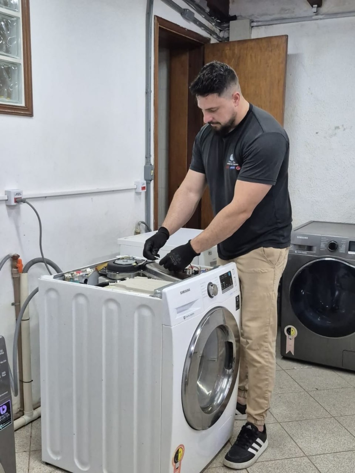 title Técnico da Home Tech realizando manutenção em lava e seca